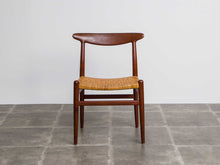 画像をギャラリービューアに読み込む, ハンスJウェグナーのW2チェア正面
