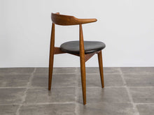 画像をギャラリービューアに読み込む, ハンスJウェグナーのFH4104の後ろ姿