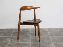 画像をギャラリービューアに読み込む, ハンスJウェグナーのFH4104斜め