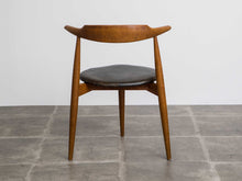 画像をギャラリービューアに読み込む, ハンスJウェグナーのFH4104の後ろ姿