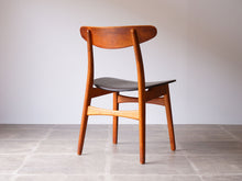 画像をギャラリービューアに読み込む, ハンスJウェグナーのCH30の後ろ姿