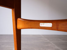 画像をギャラリービューアに読み込む, ハンスJウェグナーのCH30に貼られたラベル