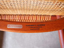 画像をギャラリービューアに読み込む, ハンスJウェグナーのJH501チェアのヨハネスハンセンの刻印