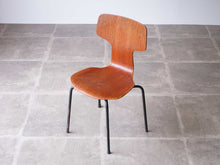 画像をギャラリービューアに読み込む, アルネ・ヤコブセン 子供用椅子 全体図右上から