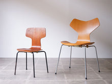 画像をギャラリービューアに読み込む, アルネ・ヤコブセン 子供用椅子