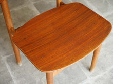 画像をギャラリービューアに読み込む, モーエンセンの椅子の座面を左前から