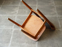 画像をギャラリービューアに読み込む, モーエンセンの椅子の座面裏