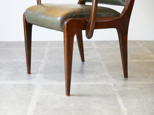 画像をギャラリービューアに読み込む, デンマークのマホガニーチェアの脚の右側