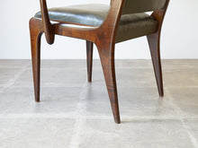 画像をギャラリービューアに読み込む, デンマークのマホガニーチェアの脚を右後方から