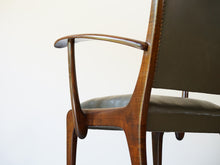 画像をギャラリービューアに読み込む, デンマークのマホガニーチェアの肘掛を右後方から