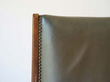 画像をギャラリービューアに読み込む, デンマークのマホガニーチェアの背もたれの鋲