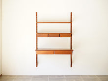 画像をギャラリービューアに読み込む, デンマークデザインのウォールシェルフと机の正面