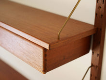 画像をギャラリービューアに読み込む, デンマークデザインのウォールシェルフの2段目の真鍮アーム