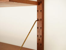 画像をギャラリービューアに読み込む, デンマークデザインのウォールシェルフの柱に高さ調節の穴