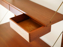 画像をギャラリービューアに読み込む, デンマークデザインのウォールシェルフの2段目の引き出し