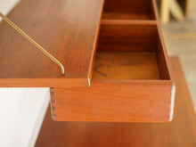 画像をギャラリービューアに読み込む, デンマークデザインのウォールシェルフの2段目の引き出し