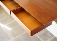 画像をギャラリービューアに読み込む, デンマークデザインのウォールシェルフの1段目の引き出し