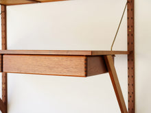 画像をギャラリービューアに読み込む, デンマークデザインのウォールシェルフの2段目は本棚と3つの引き出し右側