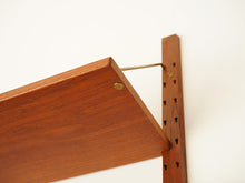 画像をギャラリービューアに読み込む, デンマークデザインのウォールシェルフの本棚の下から