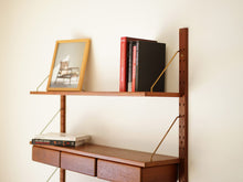 画像をギャラリービューアに読み込む, デンマークデザインのウォールシェルフと机の最上段