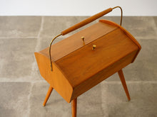 画像をギャラリービューアに読み込む, デンマークのソーイングボックス(裁縫箱)アップ