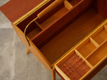 画像をギャラリービューアに読み込む, デンマークのソーイングボックス(裁縫箱)内部