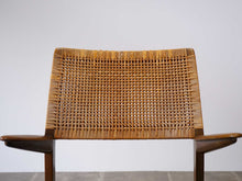画像をギャラリービューアに読み込む, E.Knudsen(クヌードセン)のアームチェアチェアモデル48の籐でできた背もたれ