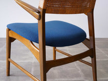 画像をギャラリービューアに読み込む, E.Knudsen(クヌードセン)のアームチェアチェアモデル48の背面