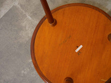 画像をギャラリービューアに読み込む, デンマークのコーヒーテーブルの裏側