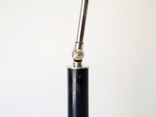 画像をギャラリービューアに読み込む, デンマークデザインLyfa製の黒いテーブルランプのアームの角度調整