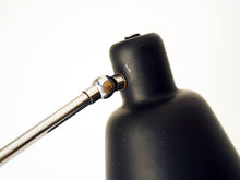 画像をギャラリービューアに読み込む, デンマークデザインLyfa製の黒いテーブルランプのシェード角度調整