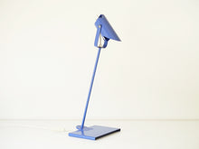 画像をギャラリービューアに読み込む, デンマークデザインのラベンダー色のテーブルランプのシェード角度調整