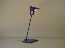 画像をギャラリービューアに読み込む, デンマークデザインのラベンダー色のテーブルランプの点灯イメージ