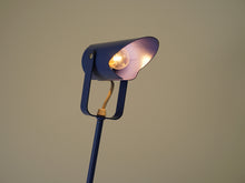 画像をギャラリービューアに読み込む, デンマークデザインのラベンダー色のテーブルランプの点灯イメージ