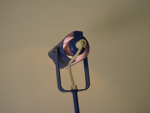 画像をギャラリービューアに読み込む, デンマークデザインのラベンダー色のテーブルランプのシェード後部