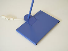 画像をギャラリービューアに読み込む, デンマークデザインのラベンダー色のテーブルランプの土台