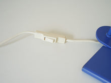 画像をギャラリービューアに読み込む, デンマークデザインのラベンダー色のテーブルランプのスイッチ