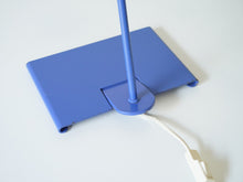 画像をギャラリービューアに読み込む, デンマークデザインのラベンダー色のテーブルランプの土台とコード