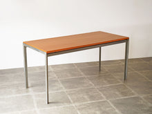 画像をギャラリービューアに読み込む, Poul Kjærholm(ポールケアホルム)の Academy desk(アカデミーデスク)を上から