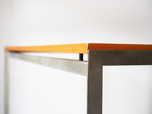 画像をギャラリービューアに読み込む, Poul Kjærholm(ポールケアホルム)の Academy desk(アカデミーデスク)のスチールのフレームの空間