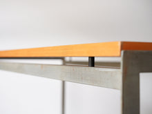 画像をギャラリービューアに読み込む, Poul Kjærholm(ポールケアホルム)の Academy desk(アカデミーデスク)の天板とフレームの空間