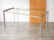 画像をギャラリービューアに読み込む, Poul Kjærholm(ポールケアホルム)の Academy desk(アカデミーデスク)の天板を外した状態