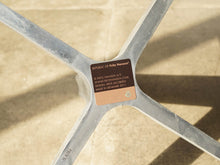 画像をギャラリービューアに読み込む, エッグチェアのスツールのシール