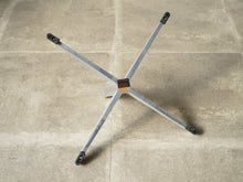 画像をギャラリービューアに読み込む, エッグチェアのスツールの脚裏