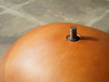 画像をギャラリービューアに読み込む, エッグチェアのスツールの座面裏アップ