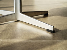 画像をギャラリービューアに読み込む, エッグチェアのスツールの脚先アップ