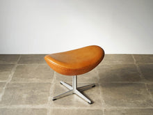 画像をギャラリービューアに読み込む, エッグチェアのスツールの全体図を斜め上から