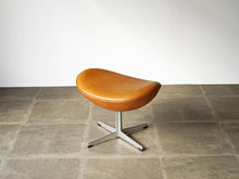 画像をギャラリービューアに読み込む, エッグチェアのスツールの全体図斜め上から