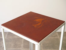 画像をギャラリービューアに読み込む, Hanne Kjærholm(ハンネ・ケアホルム)のハイテーブルのレザーは一部禿げている