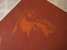 画像をギャラリービューアに読み込む, Hanne Kjærholm(ハンネ・ケアホルム)のハイテーブルの天板レザーのダメージ